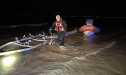 Baraj gölünde sürüklenen teknedeki iki balıkçı kurtarıldı