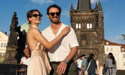 Birkan Sokullu ve Esra Bilgiç başrolde: Netflix'in yeni filmi 'Romantik Hırsız'dan ilk fragman