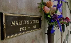 Marilyn Monroe ve Hugh Hefner'in Yanındaki Mezar Satışa Çıkıyor