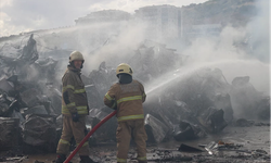İzmir'de hurda deposunda çıkan yangın söndürüldü