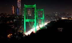 FSM Köprüsü, İrlanda Milli Günü için ışıklandırıldı