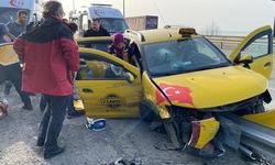 Cenaze dönüşü bariyere saplanan taksideki dört kişi yaralandı