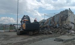İslahiye'de depremde hasar gören stadyumun tribünleri yıkılıyor