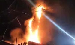 İstanbul-Fatih'te 5 katlı binada yangın; itfaiye dar sokaklarda alevlere müdahalede zorlandı
