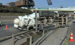 İstanbul-Pendik'te beton mikseri devrildi