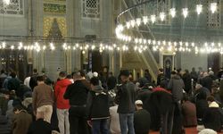 İstanbul'da vatandaşlar İlk teravih namazı için Sultanahmet Cami'ne akın etti
