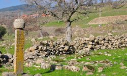 Manisa'da tarihi mezarlıkta defineci tahribatı