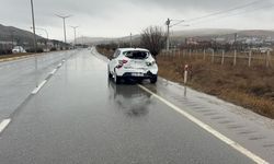 Sivas'ta TIR, otomobile çarptı: 2 yaralı