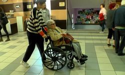 Yaşlı ve engelliler, oy kullanmak için merdivenleri aştı