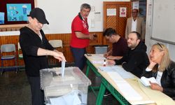 Geceleri 10 bin kişinin olduğu 83 seçmenli mahalle oylar kullanıldı