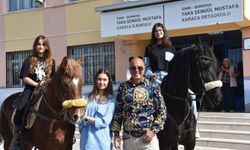 İzmir'de ilginç seçim manzarası! Atları ile oy vermeye geldiler
