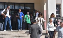 İzmir'deki okullarda oy kullanma yoğunluğu!