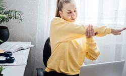 Masa Başında Çalışırken Yapabileceğiniz 5 Yoga Hareketi: Vücudunuzu Canlandırın ve Stresi Azaltın