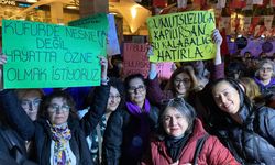 İzmir'de kadınlar sokaklara çıktı: Haklarımızı ataerkiye teslim etme niyetimiz yok