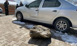 Yamaçtan kopan kayalar sokağa düştü