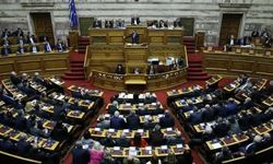 Yunanistan'da tren kazası skandalı: Hükümet güvenoyu aldı, iki bakan istifa etti!
