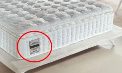 Yatak Kenarındaki Gizemli Etiket: Ne İşe Yarar?
