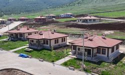 Depremde evleri yıkılan aile, yeni evlerine kavuştu