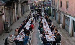 Yemekleri sokakta kurulan iftar sofrasında paylaşıyorlar