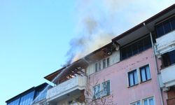 Beş katlı apartmanın çatısı alev alev yandı
