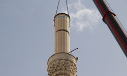 Fırtınada hasar gören minarenin sökümüne başlandı