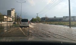 Gaziantep'te sağanak: Cadde ve sokaklar suyla doldu
