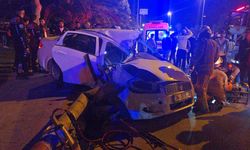 Kadıköy'de aydınlatma direğine çarpan otomobilde sıkışan yaralıları itfaiye kurtardı
