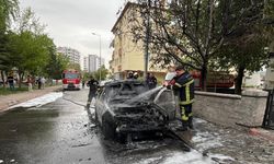 Kayseri'de park halindeki otomobil yandı