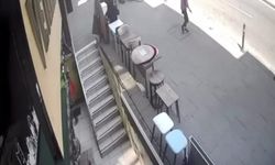 Otomobil, kaldırımda yürüyen kadına çarptı
