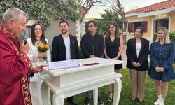 İzmir Güzelbahçe'de çiçeği burnunda Başkan'dan ilk nikah