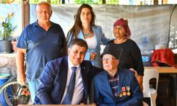 Başkan Tugay bayramın ilk günü Urla ve Çeşme'de yurttaşlarla buluştu
