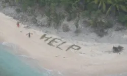 Film gibi kurtuluş: Palmiye yapraklarıyla 'Help' yazdılar
