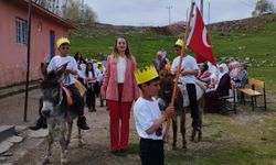 Köy okulunda atlı-eşekli 23 Nisan kutlaması