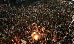 İsrail'de Netanyahu'ya karşı protestolar sürüyor: On binler yine yürüdü