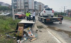 Çöp konteynerine çarpan polis memuru ve çocukları yaralandı