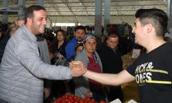 Narlıdere Belediye Başkanı Erman Uzun’dan pazar esnafı ziyareti