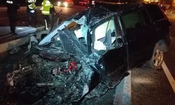 Refüje çarpan otomobilden fırlayan sürücü öldü