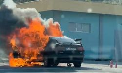 Seyir halindeki otomobil otoyolda alev alev yandı!
