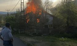Tek katlı ev, yangında küle döndü