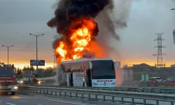 Ümraniye'de yolcu otobüsü alev alev yandı!