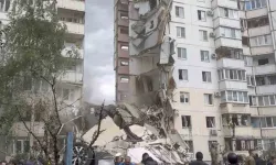 Ukrayna Rusya'yı vurdu: İçinde onlarca insan olan bina yıkıldı