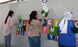 Gönüllü gençler, okul duvarlarını boyadı