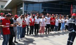Bayraklı'da maaşlarını eksik alan belediye çalışanları eylemlerini sürdürüyor