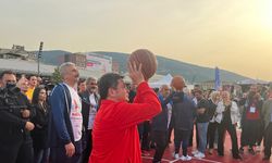 Bursa'da belediye başkanları, gençlerle basketbol oynadı