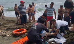 Denizde akıntıya kapılan üç kişiden biri boğuldu