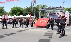 Diyarbakır’da 19 Mayıs kutlamalarında Yunus polislerinden zeybek gösterisi