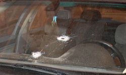 Esenyurt'ta motosikletten ateş açıldı; mermiler 2 otomobile ve dairenin camına isabet etti