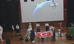Köy okulu öğrencileri, ‘Köyden İndim Uzaya’ oyununu sahneledi