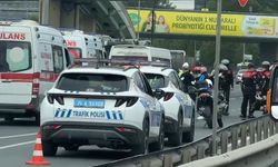 Motosikletli polis ekibi, taksiye çarptı