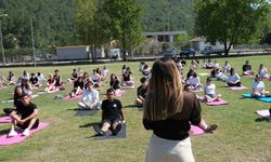 Öğrenciler açık havada yoga yaptı